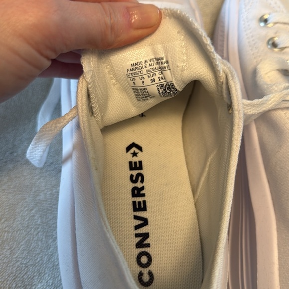 Converse- Low Top Platform white, Women's Sneakers, Size: 8 NEVER WORN - Picture 4 of 5